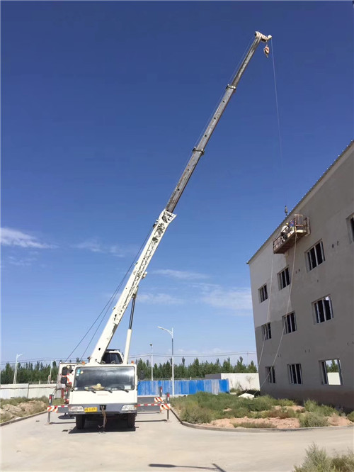 法库县“轻装强干”—— 吊车的 “轻量化臂架” 技术